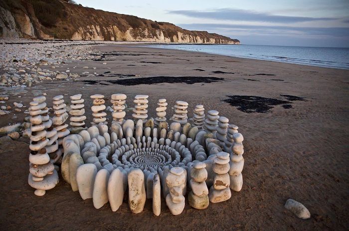 Este artista pasa horas colocando objetos naturales para crear increíbles mandalas y que la gente se los encuentre