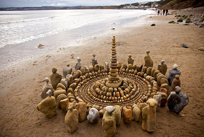 Este artista pasa horas colocando objetos naturales para crear increíbles mandalas y que la gente se los encuentre