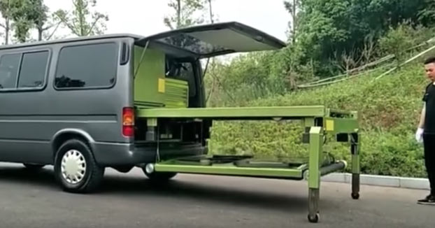 Esta furgoneta tiene todo lo necesario para reparar y hacer el mantenimiento de un coche