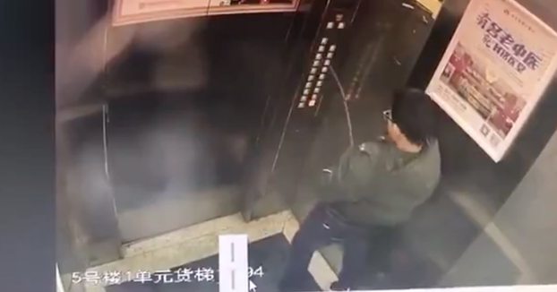 Un niño mea en todos los botones del ascensor y luego se queda encerrado dentro