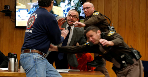 El padre de tres víctimas intenta agredir a Larry Nassar durante el juicio