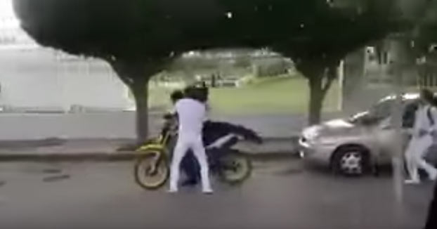 Estudiantes mexicanos le dan una paliza a un ladrón de motos