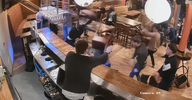 A sillazo limpio: Pelea entre dos grupos de chavales en un bar británico