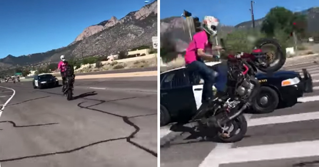 Policía apunta con su pistola a un motorista que iba haciendo un caballito por la carretera