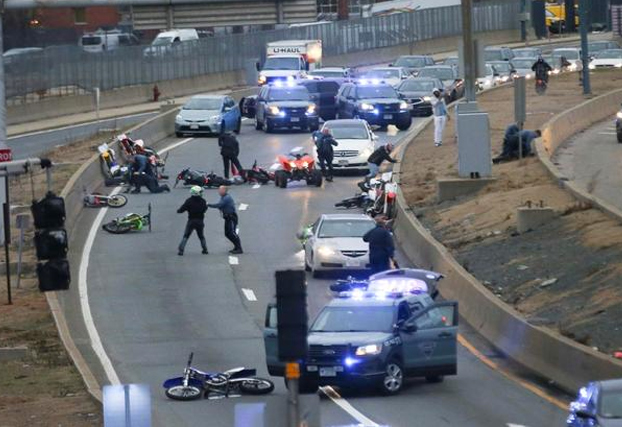 La policía de Boston tiende una trampa a un grupo de 30 motoristas que se creían los dueños de las calles