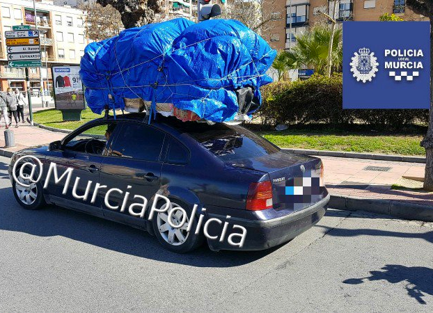 Interceptan un coche por exceso de peso en Murcia y encuentran una niña entre los enseres