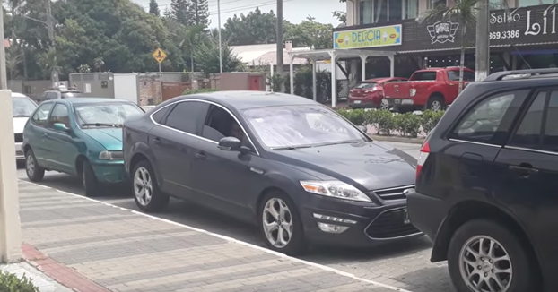 Sacando el coche del sitio donde estaba aparcado sin ningún esfuerzo