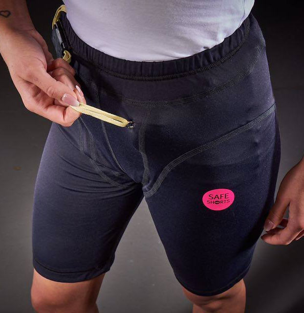 Diseña unos pantalones antiviolaciones tras sufrir un intento de abuso sexual