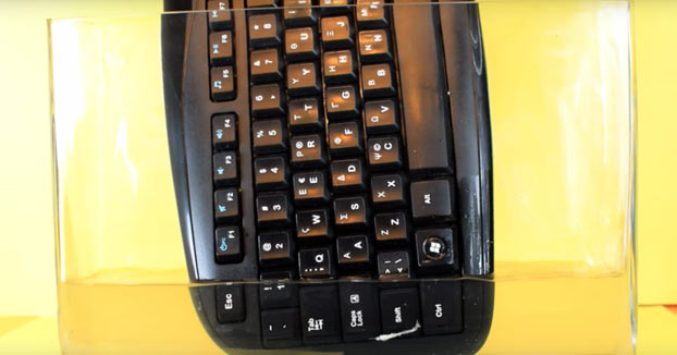 Esto es lo que ocurre cuando sumerges un teclado en acetona