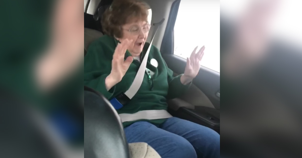 Le ponen heavy metal a esta abuelita en el coche y lo vive a lo máximo