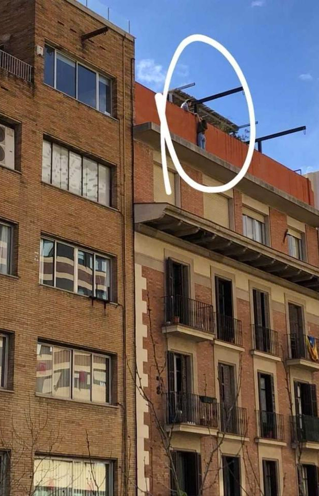 Rescatan a una adolescente que se colgó de una viga de un octavo piso en Barcelona para hacerse una foto