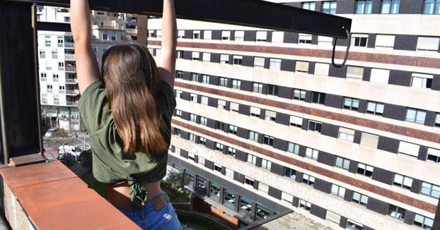 Rescatan a una adolescente que se colgó de una viga de un octavo piso en Barcelona para hacerse una foto