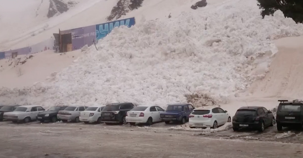 Una avalancha de nieve ''engulle'' a varios coches del parking de una estación de esquí