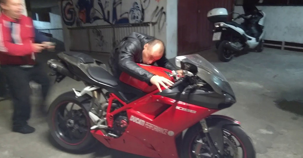 Va a recoger su Ducati 1098 después de algunos arreglos y cuando la enciende ocurre lo siguiente...