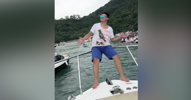 Una buena forma de perder los dientes durante la fiesta en el barco