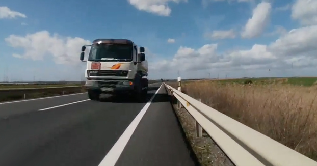 Detenido en Huelva un camionero que puso en peligro la vida de un ciclista [Vídeo del momento]