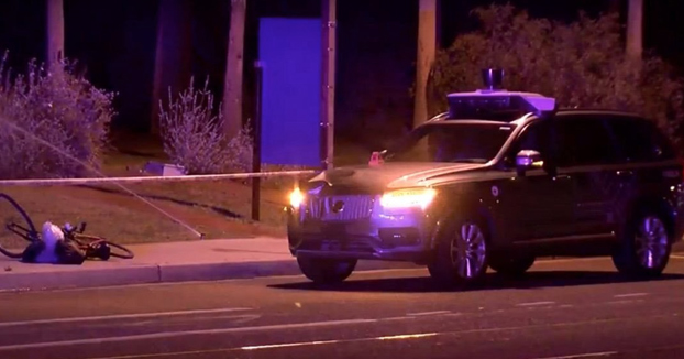 Un coche sin conductor de Uber atropella y mata a una mujer