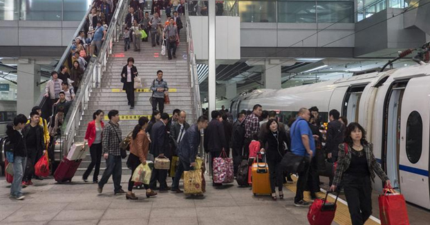 Los ciudadanos con bajo "Crédito Social" en China no podrán usar aviones ni trenes