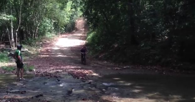 Cruzando el río con la bici a toda velocidad aprovechando la bajada. ¿Qué podría salir mal?