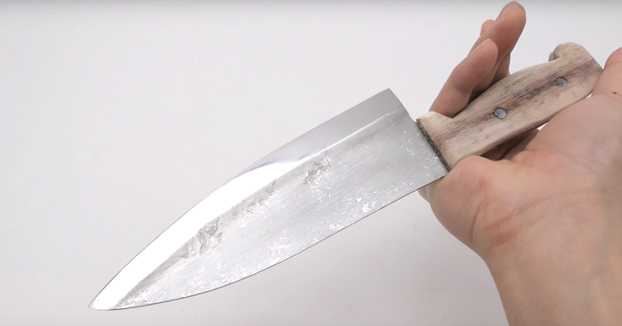 Hace un cuchillo a partir de un rollo de papel de aluminio