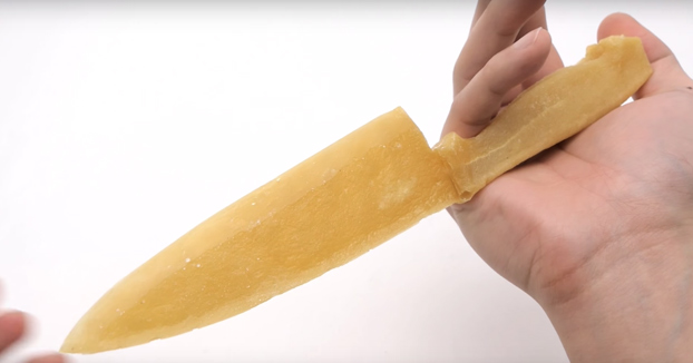 Un japonés fabrica cuchillos totalmente afilados de pasta y luego se los cocina