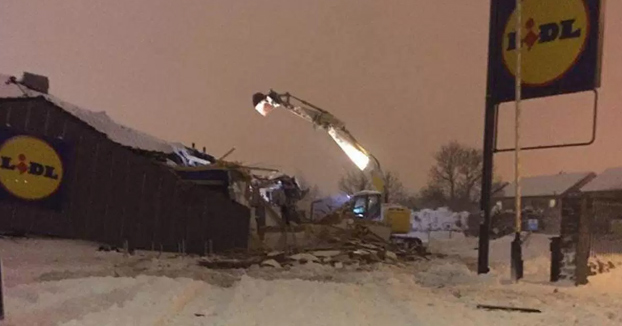 Destrozan y saquean un Lidl con una excavadora y luego intentan abrir la caja fuerte con ella