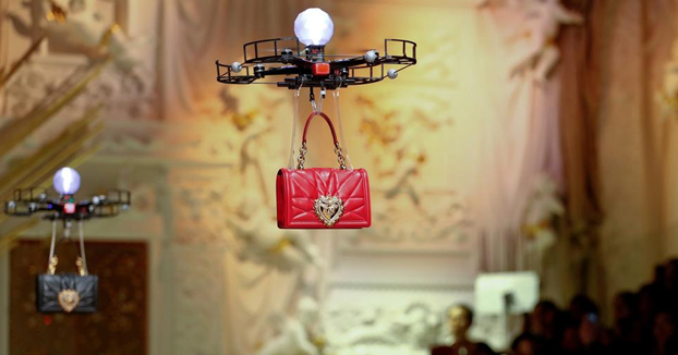 Dolce & Gabbana utiliza drones para enseñar su última colección de bolsos en la pasarela