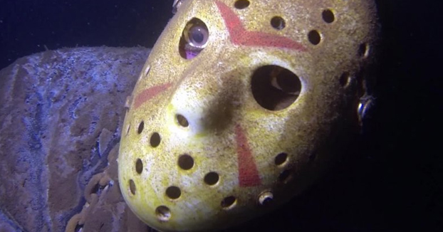 Un fan coloca una estatua de Jason Voorhees en el fondo de un lago al que suelen ir mucho los buceadores