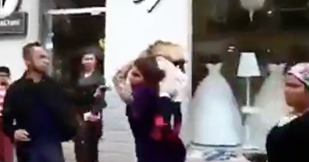 Esta mujer usa a un niño como arma para golpear a otro hombre