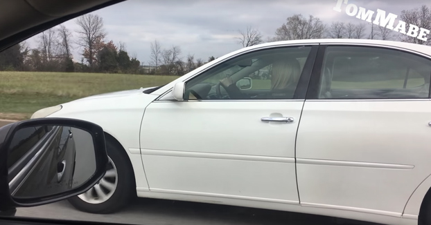 Se pone a grabar a una mujer que va con el móvil mientras conduce cuando de repente...