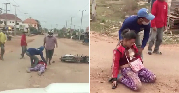 Un hombre le da codazos en la cabeza a su mujer mientras van en moto y acaban teniendo un accidente