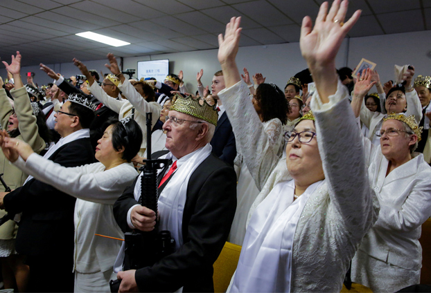 La extraña iglesia en Estados Unidos donde sus feligreses portan rifles AR-15