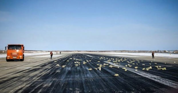 A un avión se le caen 172 lingotes de oro por valor de 300 millones de euros cuando despegaba