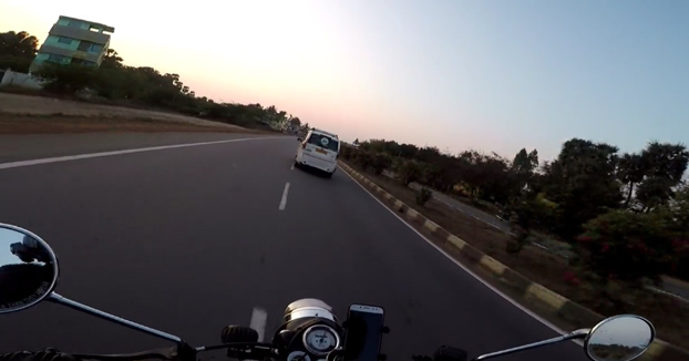 Este motorista se encuentra con un camión de frente y se salva por los pelos