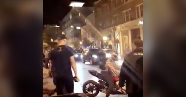 Un hombre golpea su moto en varias ocasiones, el motorista se baja y lo deja KO