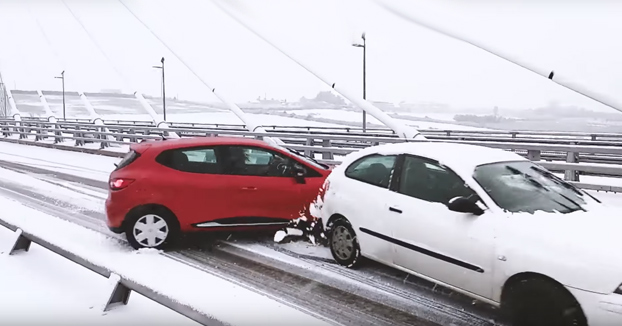 Nieva en Santander después de 33 años y se coloca en el puente a grabar a los coches que llegan a la rotonda