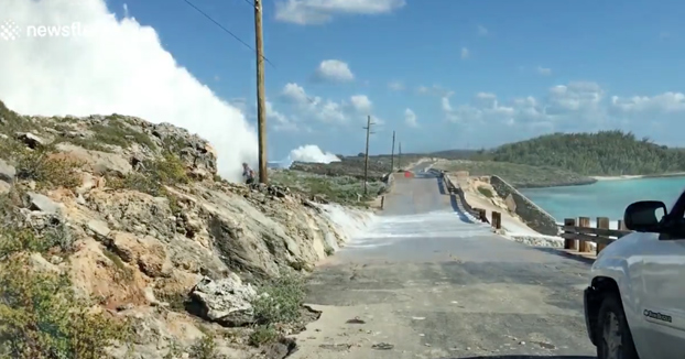 Barrido por una ola gigante cuando trepaba por las rocas del Glass Window Bridge