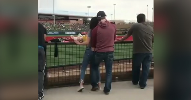 Esta pareja no ha perdido el tiempo durante el descanso del partido