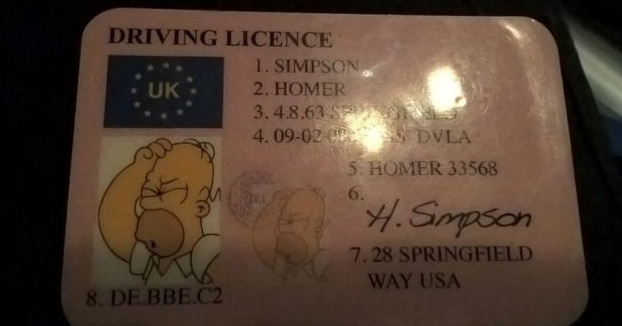 Un conductor enseña el permiso de Homer Simpson en un control policial