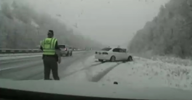 Un policía es embestido por un coche en plena carretera mientras que iba a ayudar a otro