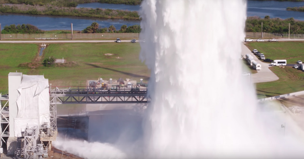 Prueba de flujo de agua del Centro Espacial Kennedy en el complejo de lanzamiento 39-B para SLS