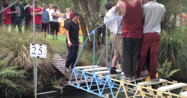 Los alumnos prueban los puentes que han hecho para el concurso de construcción de puentes de la universidad