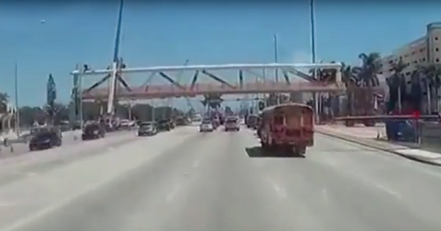 El momento del colapso del puente de Miami grabado desde una dashcam