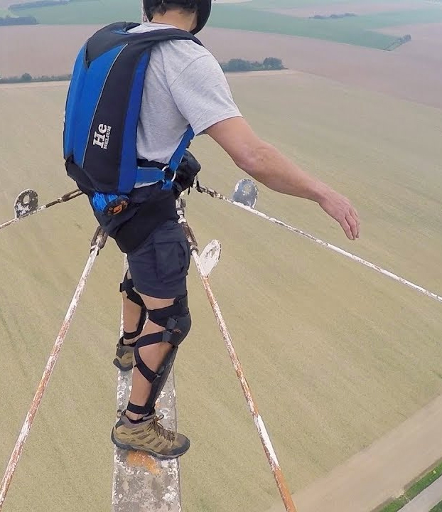 Salto BASE de infarto desde lo alto de una antena de 160 metros