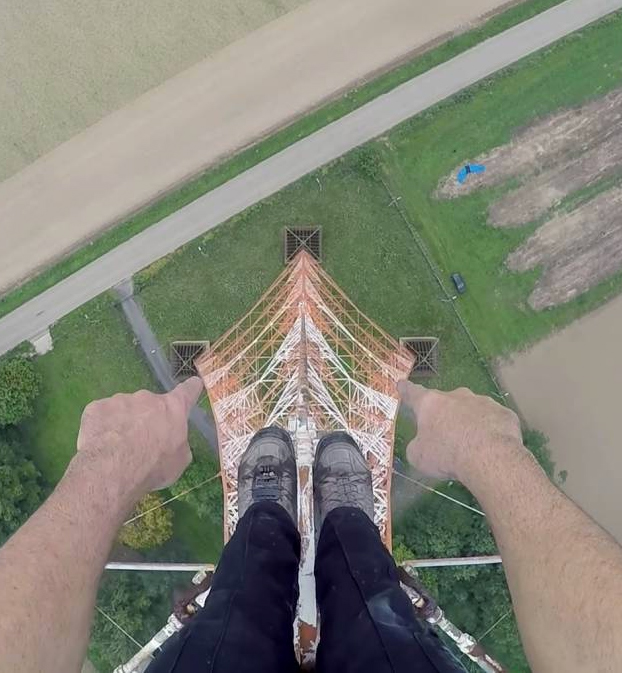 Salto BASE de infarto desde lo alto de una antena de 160 metros