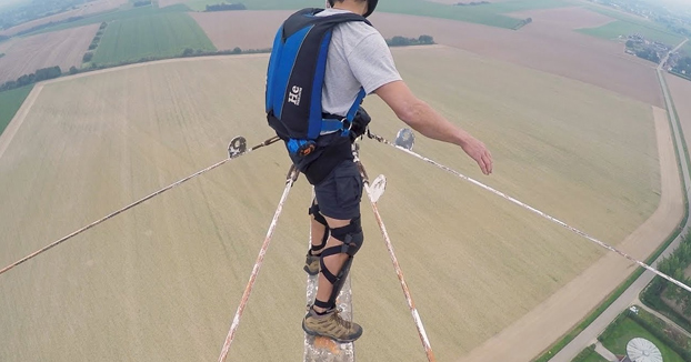 Salto BASE de infarto desde lo alto de una antena de 160 metros