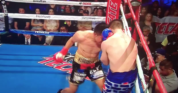 Un boxeador mexicano le da una paliza a un estadounidense que salió con un pantalón decorado con un muro