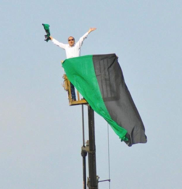 Expulsan a un aficionado del estadio durante un año y alquila una grúa para ver a su equipo