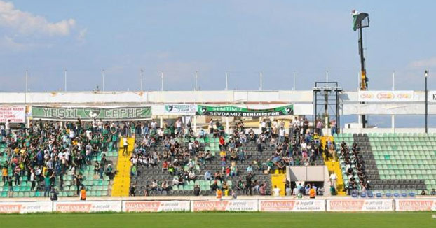 Expulsan a un aficionado del estadio durante un año y alquila una grúa para ver a su equipo