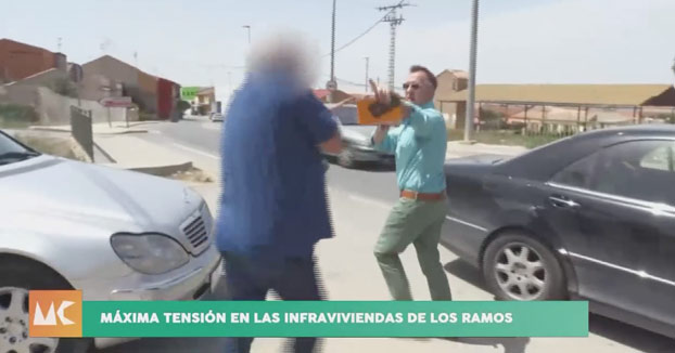 Un hombre de Murcia agrede a un reportero con su propio micrófono [Vídeo]